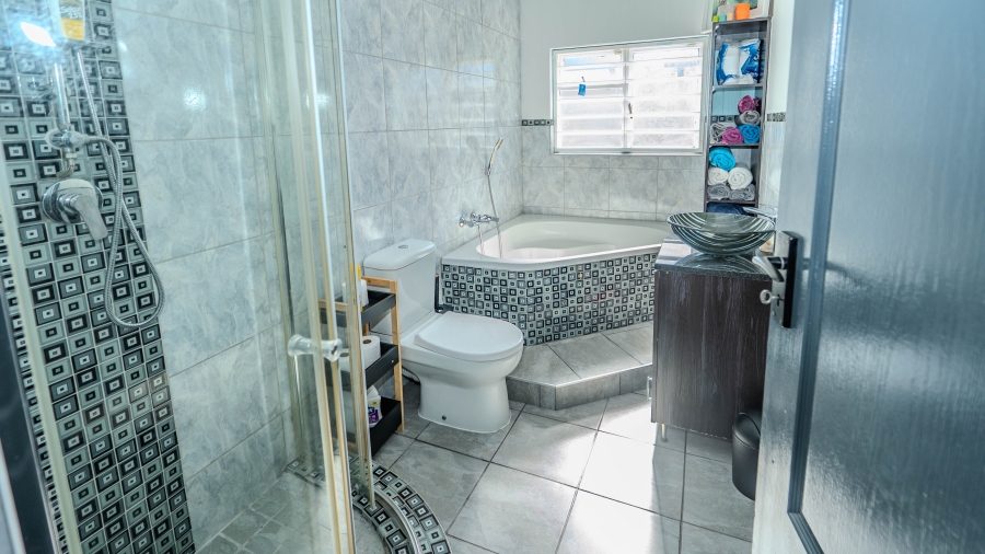 4 Bedroom Property for Sale in De Oude Spruit Western Cape